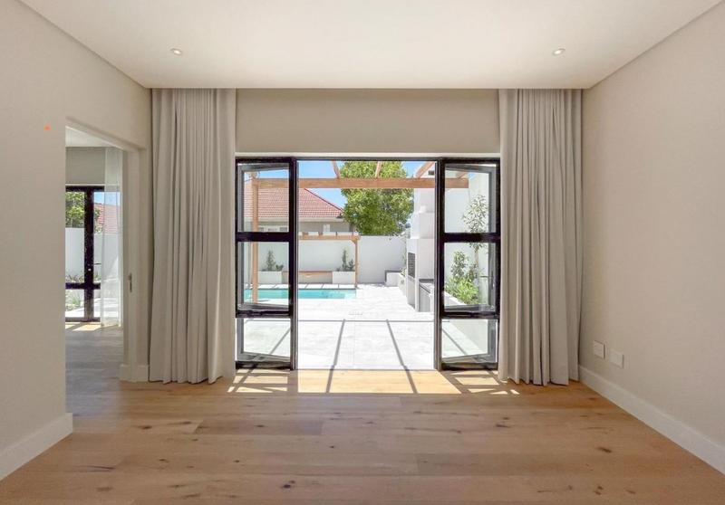 4 Bedroom Property for Sale in Oranjezicht Western Cape
